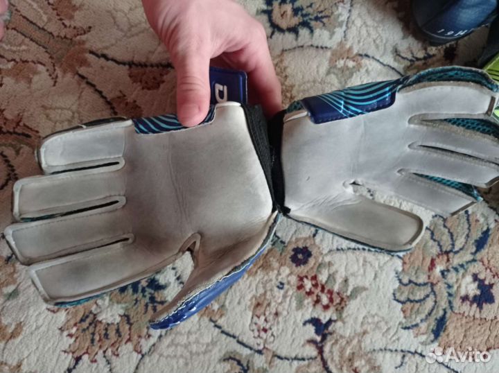 Футбольные бутсы, футбольные перчатки, и щитки