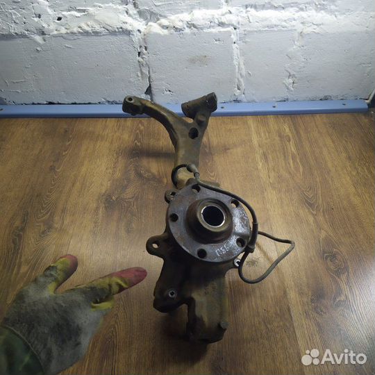 Кулак поворотный передний правый Volkswagen Passat