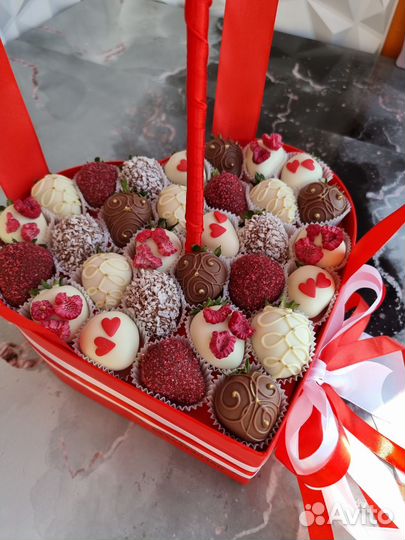 Клубника в шоколаде в сердце с Шаром