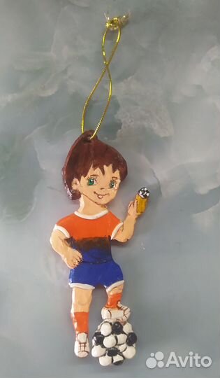 Девочка-футболист (ёлочная игрушка)