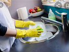 Кухонный работник, мощица посуды