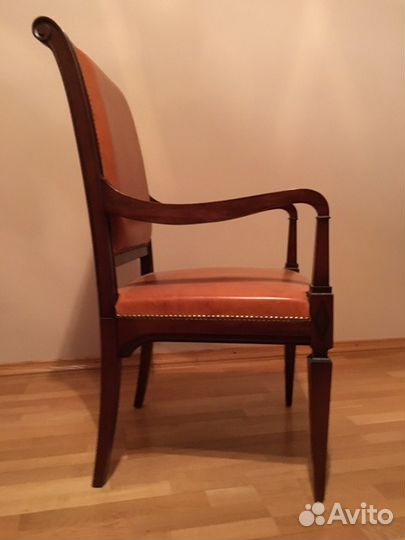 Кожаное кресло, стол для кабинета