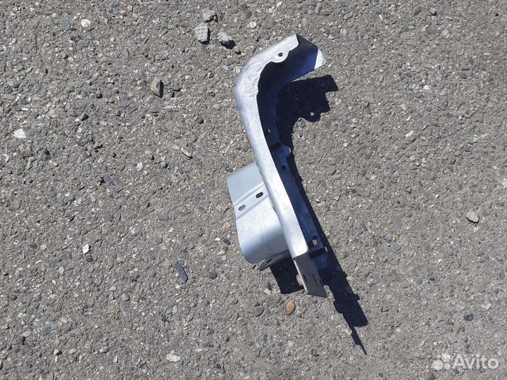 Кронштейн усилителя левая Land Rover Discovery