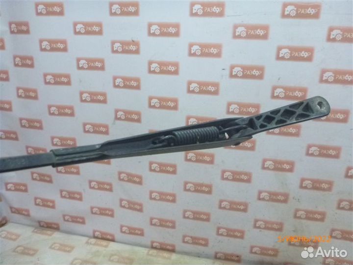 Поводок стеклоочистителя передний правый