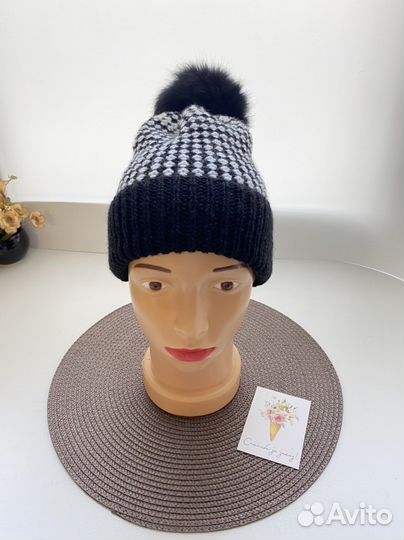 Шапка шахматным рисунком