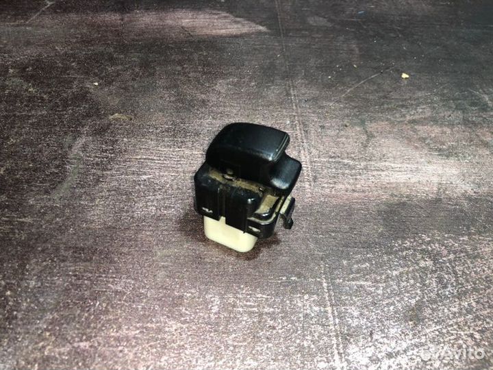 Кнопка стеклоподъемника Mitsubishi Space Wagon