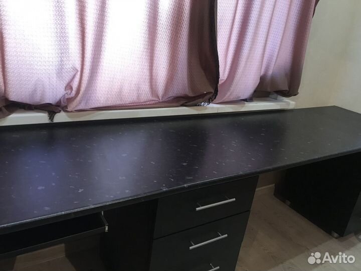 Письменный стол у окна в детскую