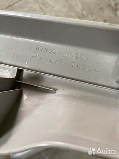 Обшивка крышки багажника Toyota Land Cruiser 200