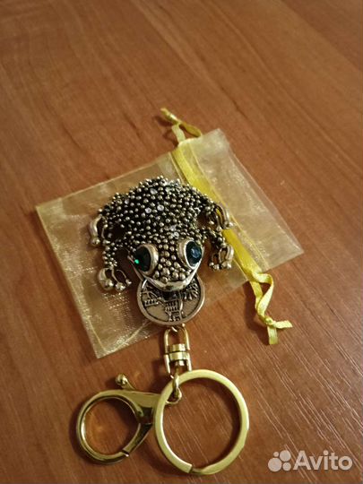 Брелок лягушка с монетой