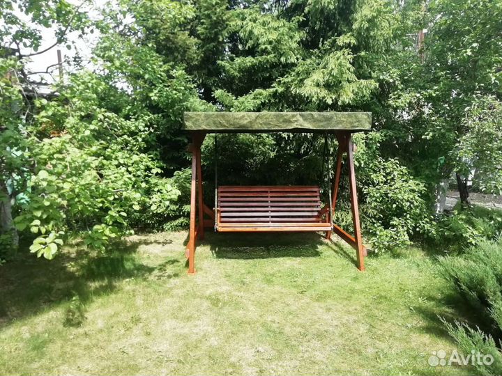 Качели из дерева для дома и сада