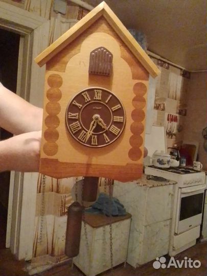 Часы с птичкой