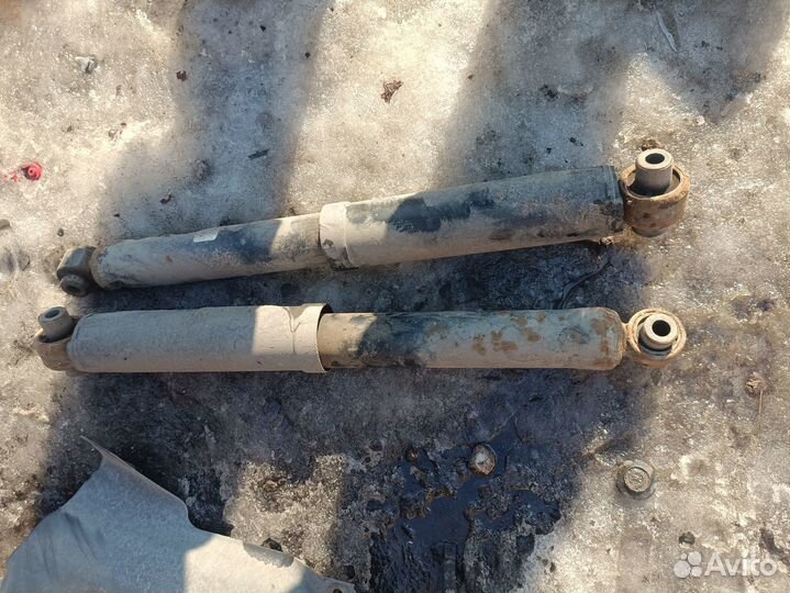 Задние амортизаторы Nissan X-Trail T31