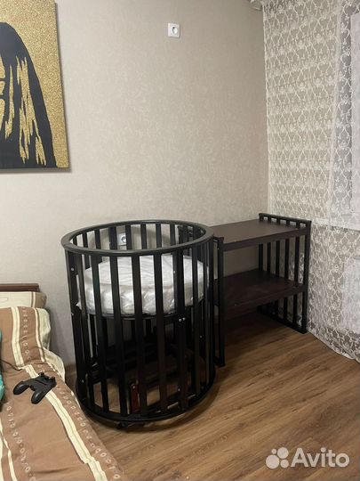 Детская кроватка с маятником круглая