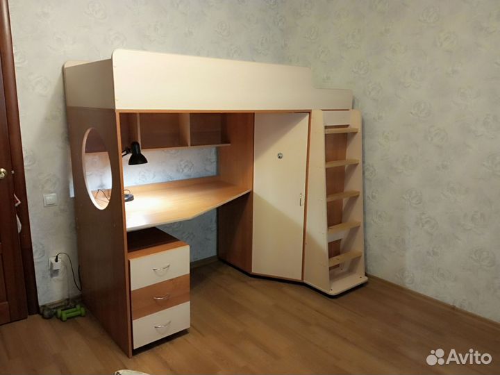 Кровать-чердак со столом и шкафом