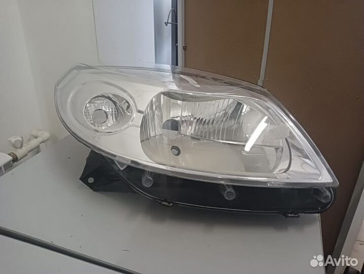 Фара правая Renault Sandero 2009-2014 LF7026