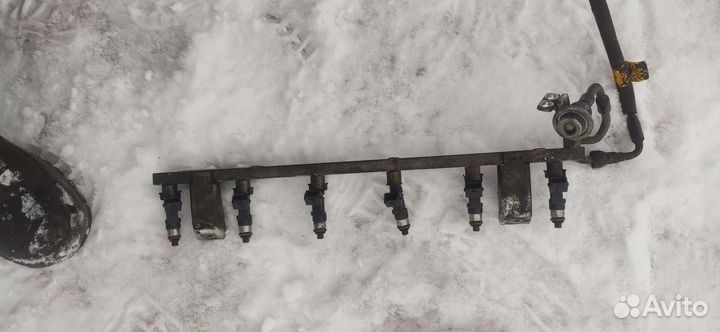 Топливная рампа с фарсунками Шевроле Эпика 2.0