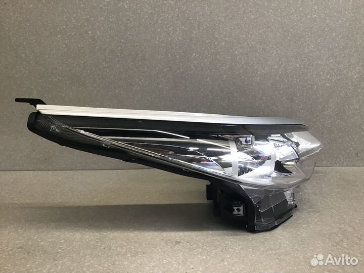 Фара правая Toyota Fortuner 2015