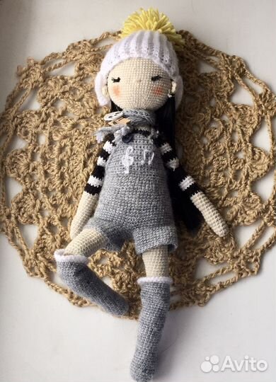 Вязаная кукла интерьерная