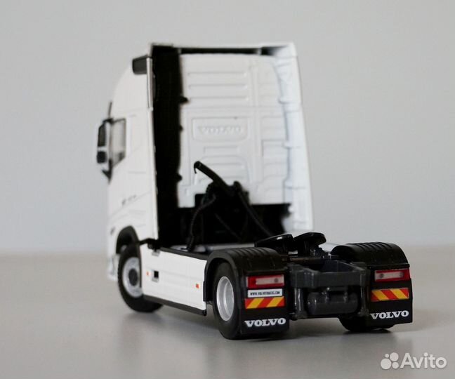 1/50 тягач Volvo FH05 Globetrotter XL 4x2 WSI 1:50