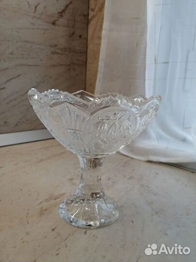 Маленькая хрустальная вазочка