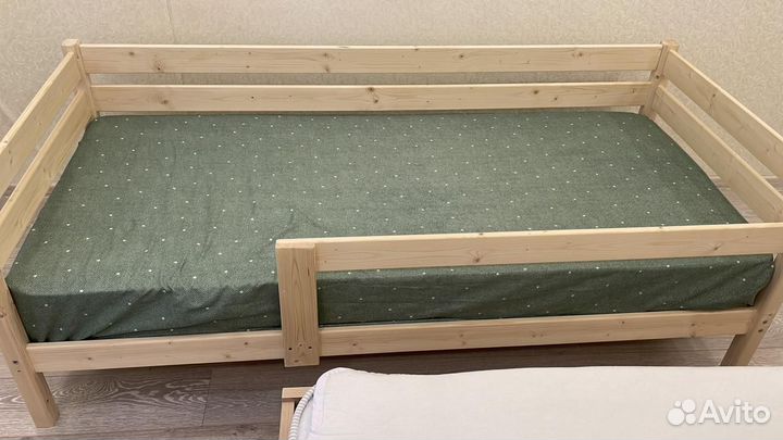 Детская кровать с защитным бортиком