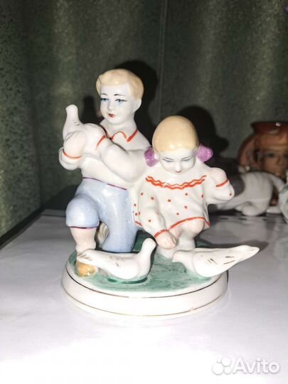 Статуэтка фарфор СССР дети кормят голубей