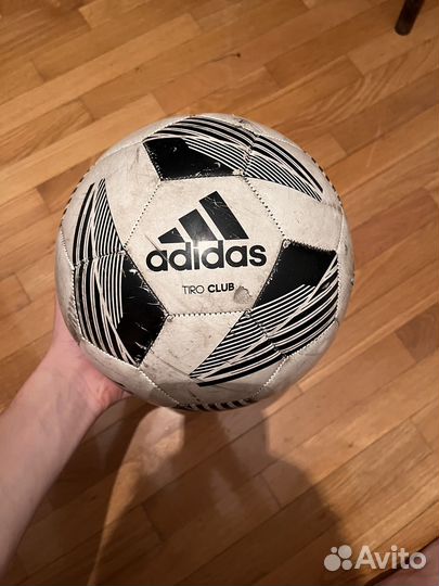 Футбольный мяч adidas