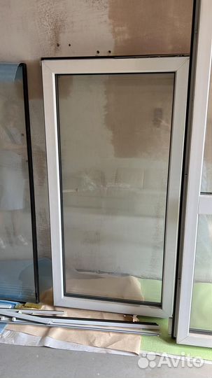 Окно и дверь на балкон