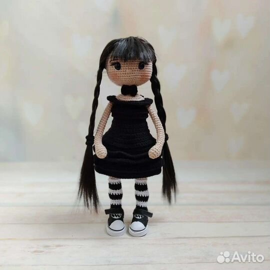 Кукла уэнсдей вязаная