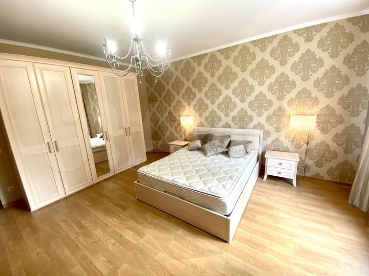 3-к. квартира, 102 м², 1/3 эт.