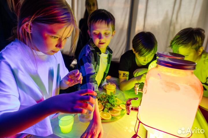 Неоновый бар. Вечеринка на праздник