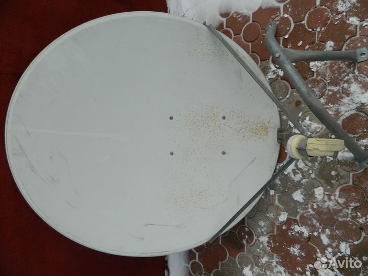 Спутниковая тарелка с креплением на стену