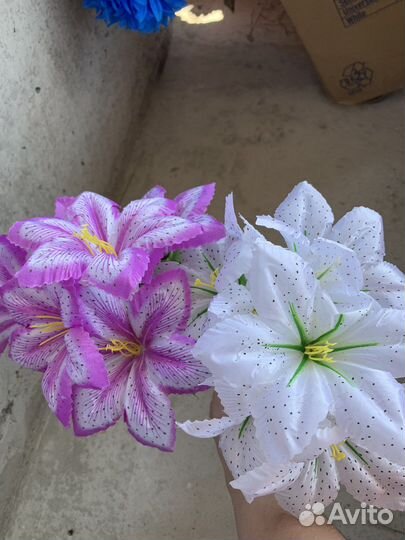 Искусственные цветы на кладбище