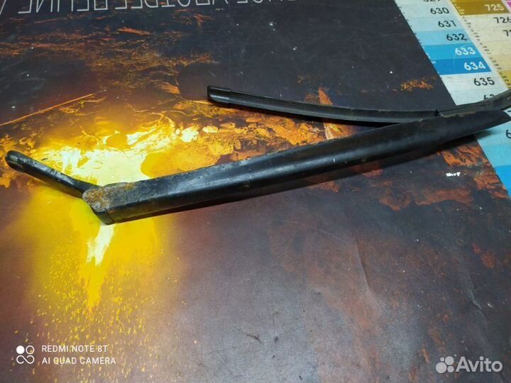 Поводок стеклоочистителя правый LADA 2110