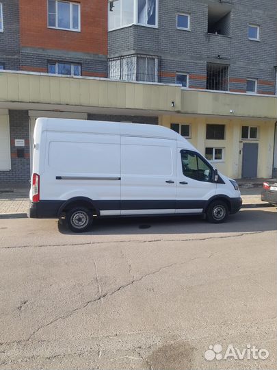 Водитель экспедитор со своим грузовым авто