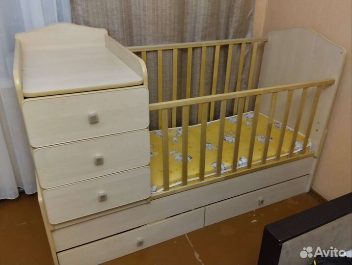 Детская кровать с пеленальным столиком