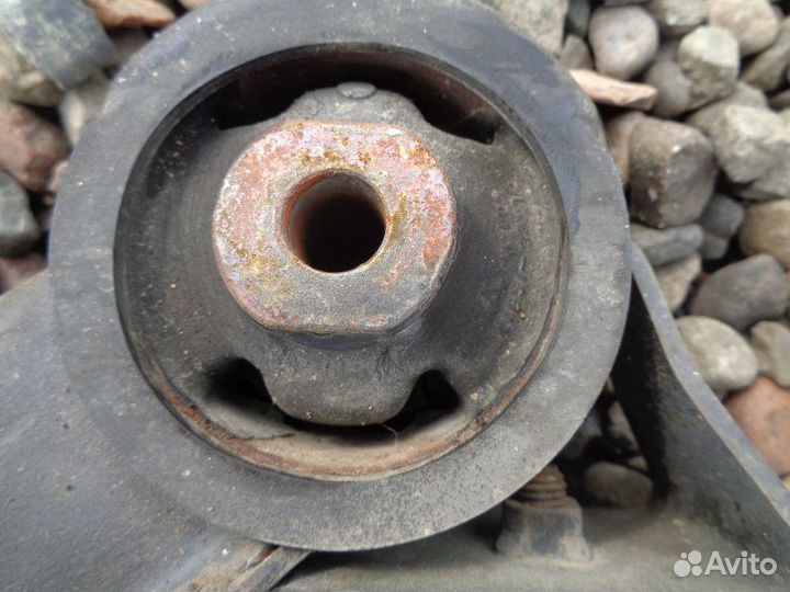 Крепление редуктора Toyota Allex NZE124 1NZ-FE