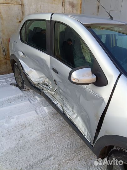 Renault Logan 1.6 МТ, 2020, битый, 10 900 км