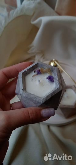 Ароматическая свеча с сухоцветами в подсвечнике