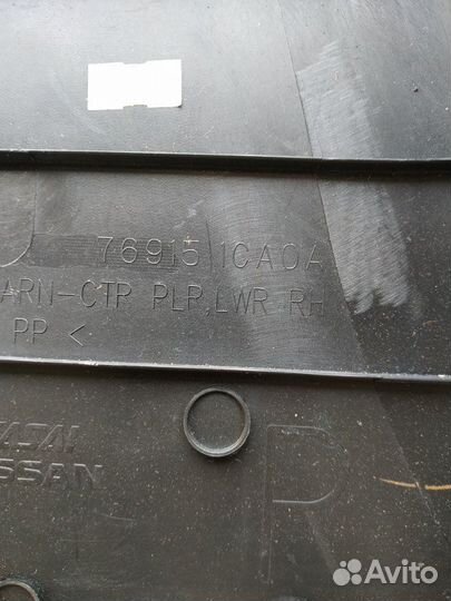 Обшивка центральной стойки правая Infiniti Fx35