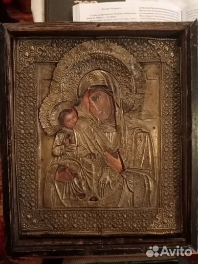 Старинные иконы в киоте