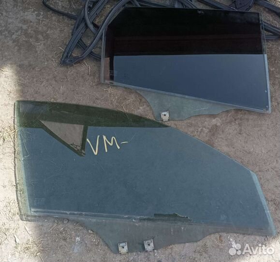 2 стекла от правых дверей Mazda3 хечбэк