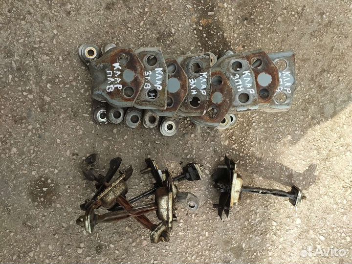 Петля задней двери ограничитель Киа кларус 2