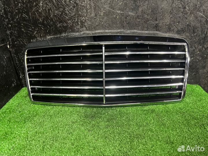 Решетка радиатора передняя Mercedes-Benz E-Class