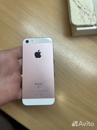 Телефон iPhone SE