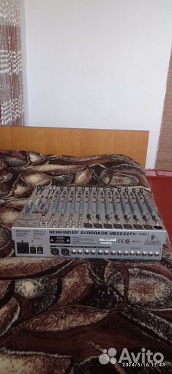 Микшерный пульт behringer