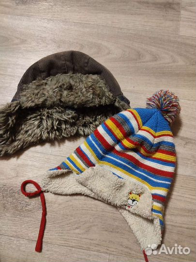 Отдам шапки, шарфы