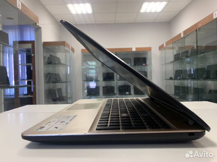 Игровой ноутбук Asus (Core i3-6th/ 8gb/ 920M/ SSD)