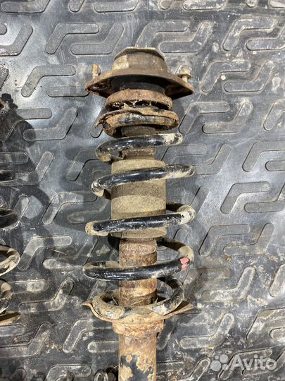 Стойки передние на Daihatsu YRV