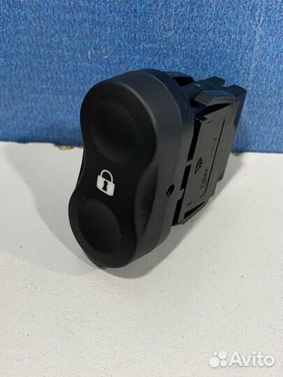 Кнопка блокировки салона Renault sandero